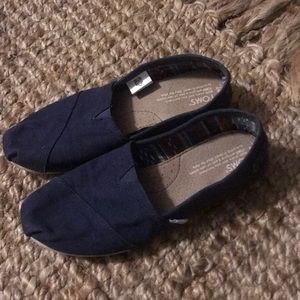 Navy Toms size 7w- runs more like a 6